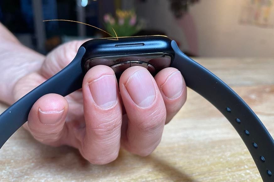 Man sieht den seitlichen Lautsprecher-Schlitz der Apple Watch 7. 